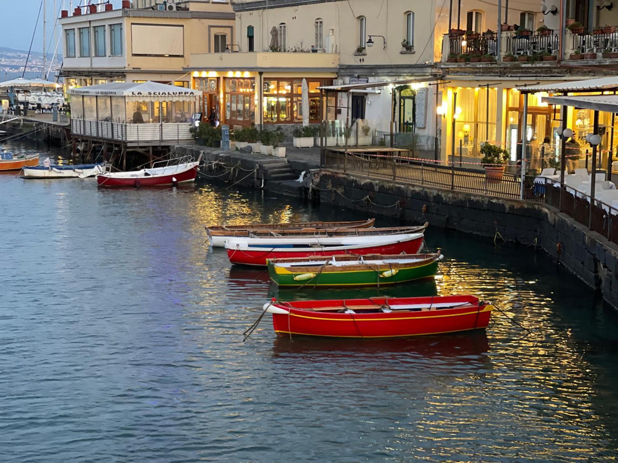 Golfo Di Napoli, Metro-taxi Apartment *